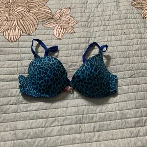 34b vs pink bra